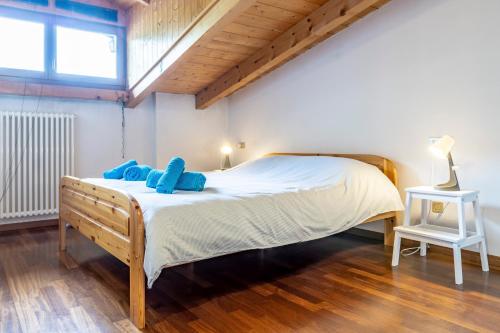 Un dormitorio con una cama con toallas azules. en Cozy Mountain View Loft, Val di Sole, Trentino, en Monclassico