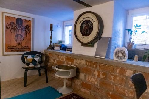 un salon avec une horloge murale dans l'établissement Apartament przy Katedrze, à Lublin