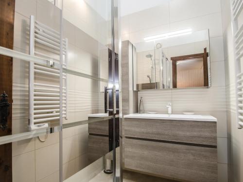une salle de bain avec un lavabo et un miroir dans l'établissement Charmant appartement avec balcon, parking et WiFi à Chamonix - FR-1-343-214, à Chamonix-Mont-Blanc