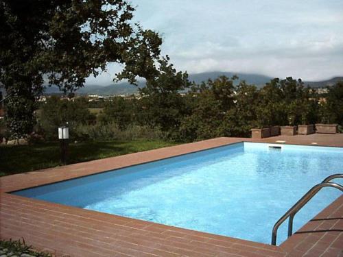a large blue swimming pool on top of a house at Villa Paola in Arezzo