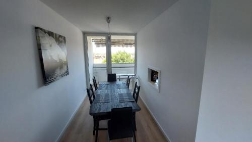 a dining room with a wooden table and a window at Bruchköbel 2 auch für Monteure in Bruchköbel