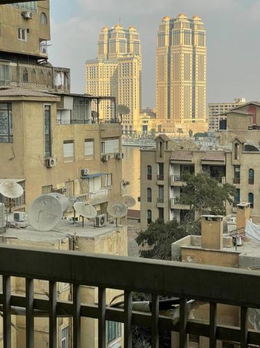 einen Balkon mit Stadtblick und Gebäuden in der Unterkunft شقة للايجار في الزمالك in Kairo