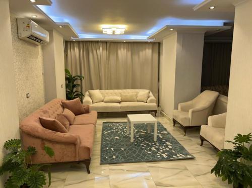 ein Wohnzimmer mit 2 Sofas und einem Tisch in der Unterkunft شقة للايجار في الزمالك in Kairo