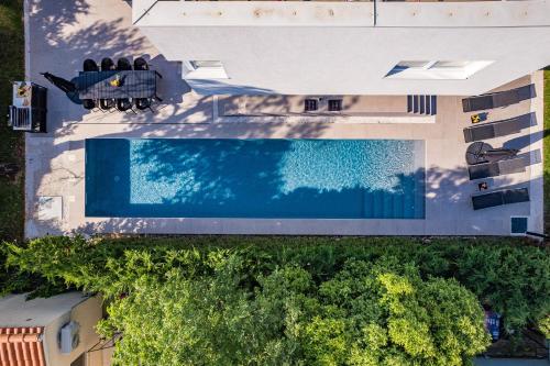 Villa Aida - 4 bedroom luxury villa with large private pool 4K projector and Jacuzzi