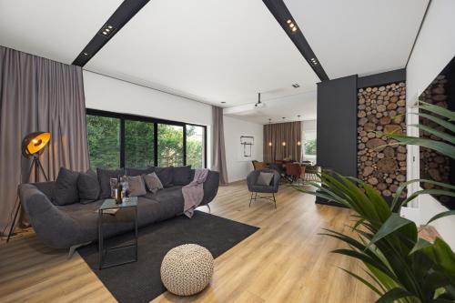 uma sala de estar com um sofá e uma mesa em Villa Aida - 4 bedroom luxury villa with large private pool 4K projector and Jacuzzi em Pula