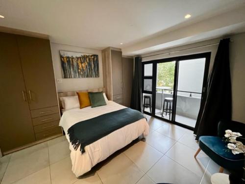 En eller flere senge i et værelse på Modern Apartment in Stellenbosch