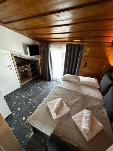 Ένα ή περισσότερα κρεβάτια σε δωμάτιο στο Lighthouse Apartments