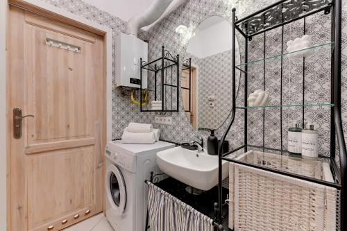 a bathroom with a washing machine and a sink at Downtown Apartments Old Town Długa Vintage in Gdańsk