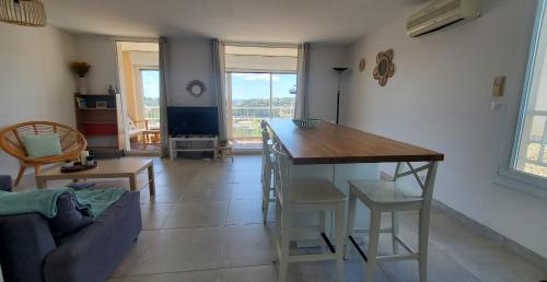 un salon avec une table et un canapé dans l'établissement Spacious T4 with sea and Esterel views, à Saint-Raphaël