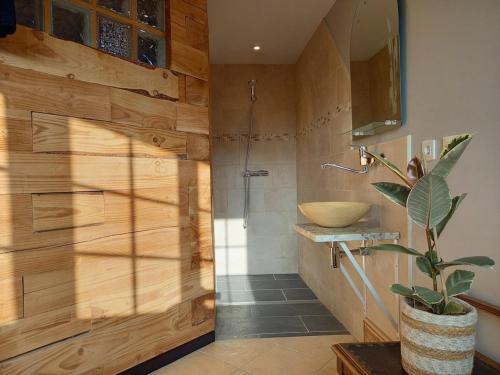 Et badeværelse på Chambres d'hôtes de charme entre Bayeux et les plages du débarquement