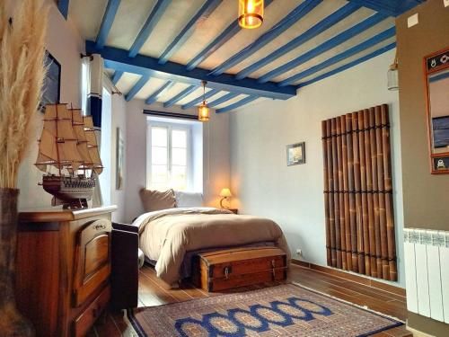 En eller flere senge i et værelse på Chambres d'hôtes de charme entre Bayeux et les plages du débarquement