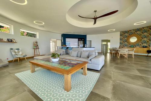 Posezení v ubytování Villa Menemene one of a kind place in Tahiti