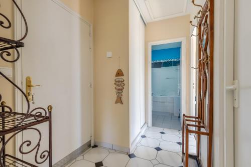 a staircase leading to a hallway with a door to a room at L'Hollywood Zen in Saint-Jean-de-Monts