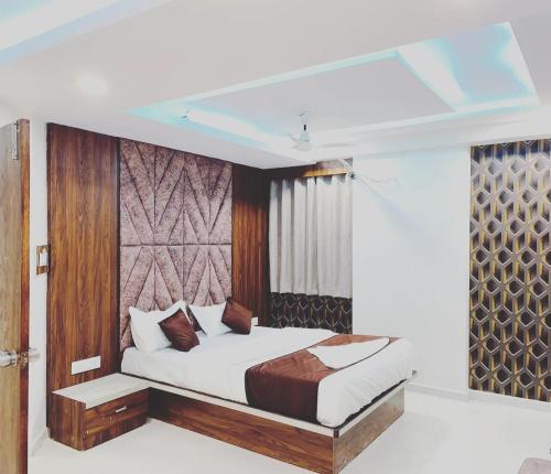 Un dormitorio con una cama con una pared de madera. en hotel sai villa, en Ahmedabad