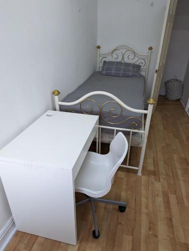 Een bed of bedden in een kamer bij Oldham town centre rm02