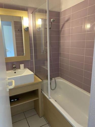 une salle de bain avec une baignoire, un lavabo et une douche dans l'établissement Apt T2 sur Golf Moliets et Maa, à Moliets-et-Maa