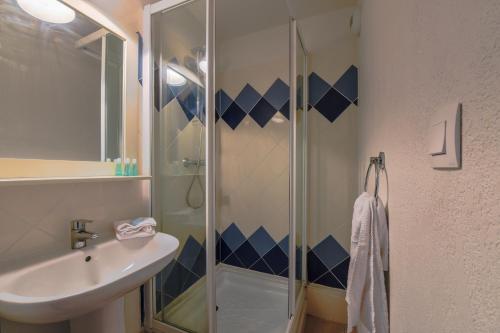 een badkamer met een douche en een wastafel bij Lagrange Vacances Catalana in Le Barcarès