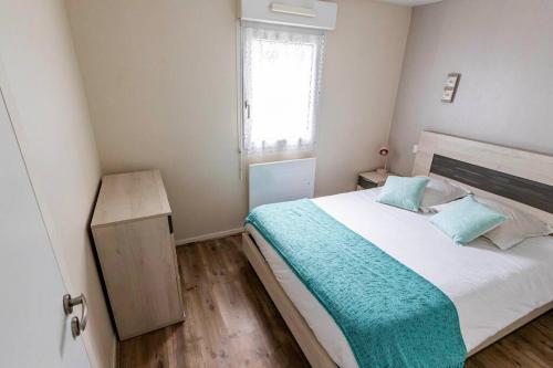 - une petite chambre avec un lit et une fenêtre dans l'établissement joli appartement T2 près du parc thermal, à Argelès-Gazost