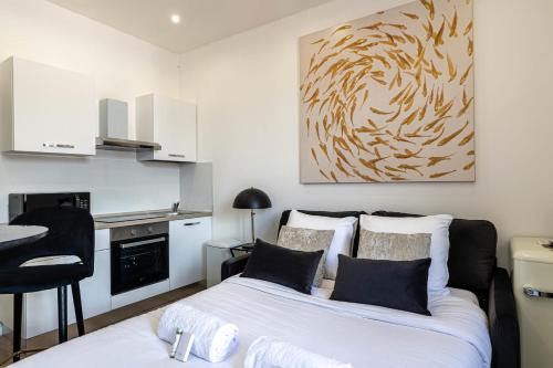 Il comprend une petite chambre avec un lit et une cuisine. dans l'établissement Gorgeous Studio - 2 persons - Heart Cannes, à Cannes