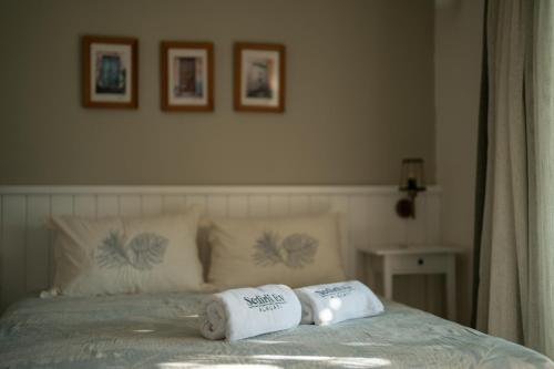 Una cama con dos toallas encima. en Sedirli Ev, en Alacati