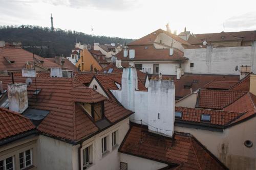 Nespecifikovaný výhled na destinaci Praha nebo výhled na město při pohledu z apartmánu