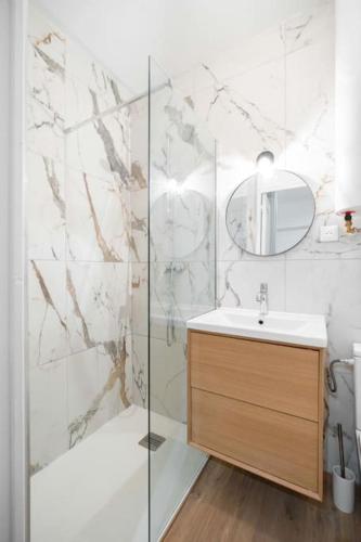 une salle de bain avec une douche, un lavabo et un miroir dans l'établissement T2 tout confort - Central- Bord de mer 100m - CLIM, à La Ciotat