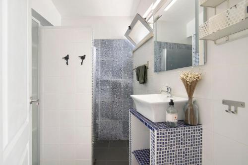 uma casa de banho com um lavatório e um chuveiro em Casa Limoeiro em Albufeira