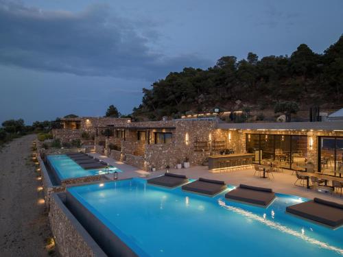 una imagen de un complejo con piscina en ​Le Grand Bleu Resort en Derveni