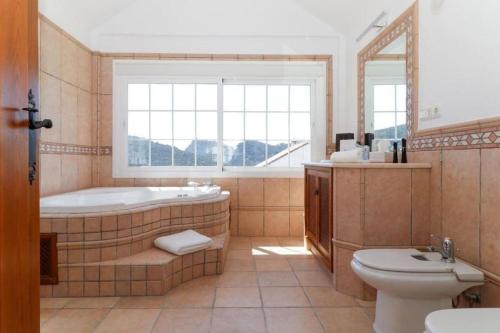 Koupelna v ubytování Benahavis Village House sleeps 8