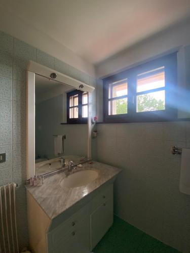 a bathroom with a sink and a mirror at Agriturismo Scacciapensieri in Buttrio