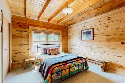 A bed or beds in a room at Mountain Views on the 45th Parallel