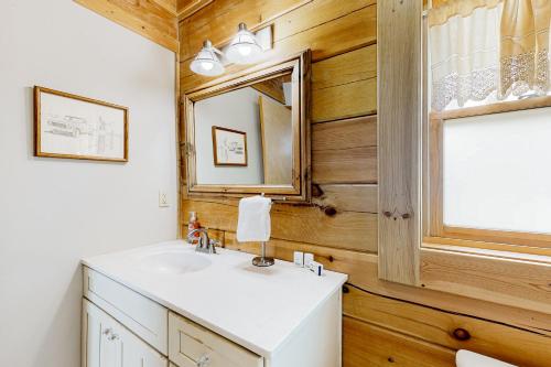 A bathroom at Mountain Views on the 45th Parallel