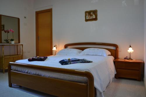 ein Schlafzimmer mit einem Bett mit zwei Handtüchern darauf in der Unterkunft B&B Colle Acquabella in Ortona