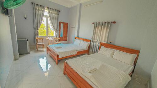 Giường trong phòng chung tại Khách Sạn MiNi Phú Quý