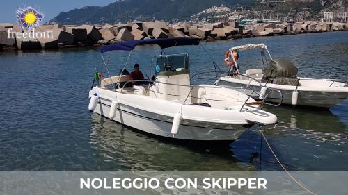 zwei weiße Boote sind im Wasser angedockt in der Unterkunft Salerno Holiday Homes in Salerno