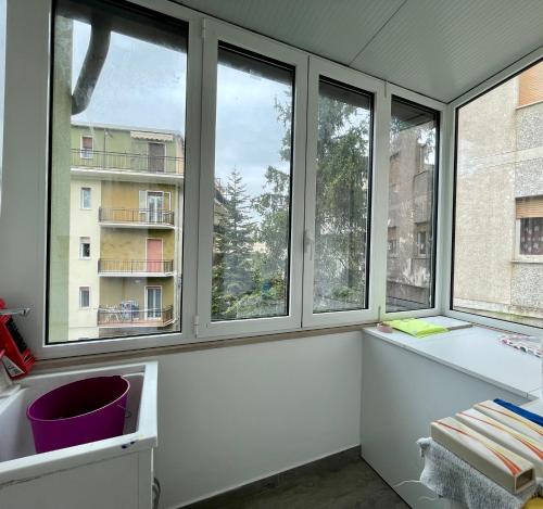 a room with three windows with a sink and a window at Dama Dama in Guardiagrele