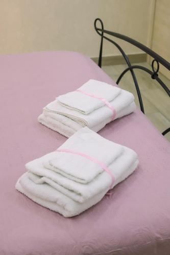 due asciugamani bianchi posti sopra un letto di Reginella a Toledo a Napoli