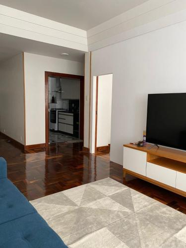 una sala de estar vacía con TV de pantalla plana en COPACABANA RIO PRAIA 12 en Río de Janeiro
