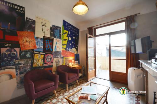 TV a/nebo společenská místnost v ubytování Le logis de la tour
