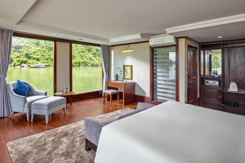 - une chambre avec un lit et un salon dans l'établissement Lan Ha Lotus Cruise, à Hạ Long
