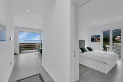 Apartment Ocean View - Makarska Exklusivにあるベッド
