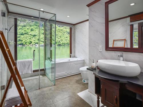 W łazience znajduje się wanna, umywalka i prysznic. w obiekcie Lan Ha Lotus Cruise w Ha Long