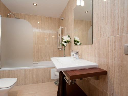 a bathroom with a sink and a toilet and a tub at Es Closet in El Port de la Selva