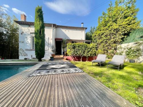 une cour arrière avec une piscine et une maison dans l'établissement Souvenir à jamais !, à Nice