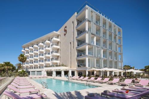 ein Hotel mit einem Pool neben einem Gebäude in der Unterkunft Pure Salt Garonda - Adults Only in Playa de Palma