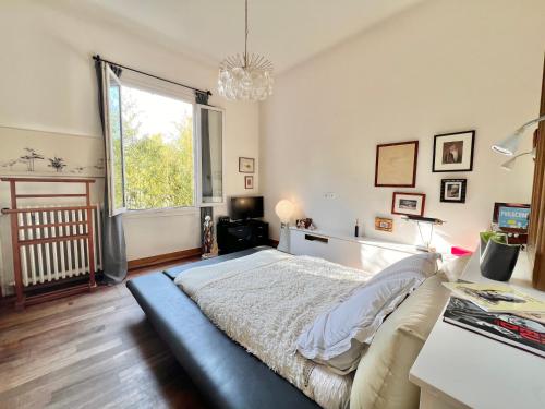 une chambre avec un lit et une grande fenêtre dans l'établissement Souvenir à jamais !, à Nice