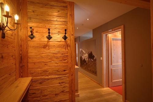 a hallway with a wooden wall in a house at Romantik Hotel Schweizerhof in Grindelwald