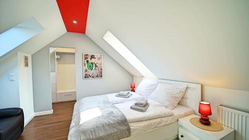 um quarto com uma cama num sótão em Apartamenty Every Sky Sopocka 15-2 em Jelenia Góra