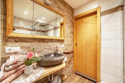 a bathroom with a sink and a mirror at Sagschneiderhof Golden Delicious in Plaus