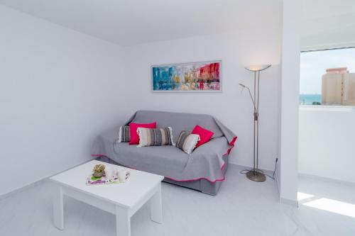 a living room with a couch and a table at La Mata Londres 2 in La Mata
